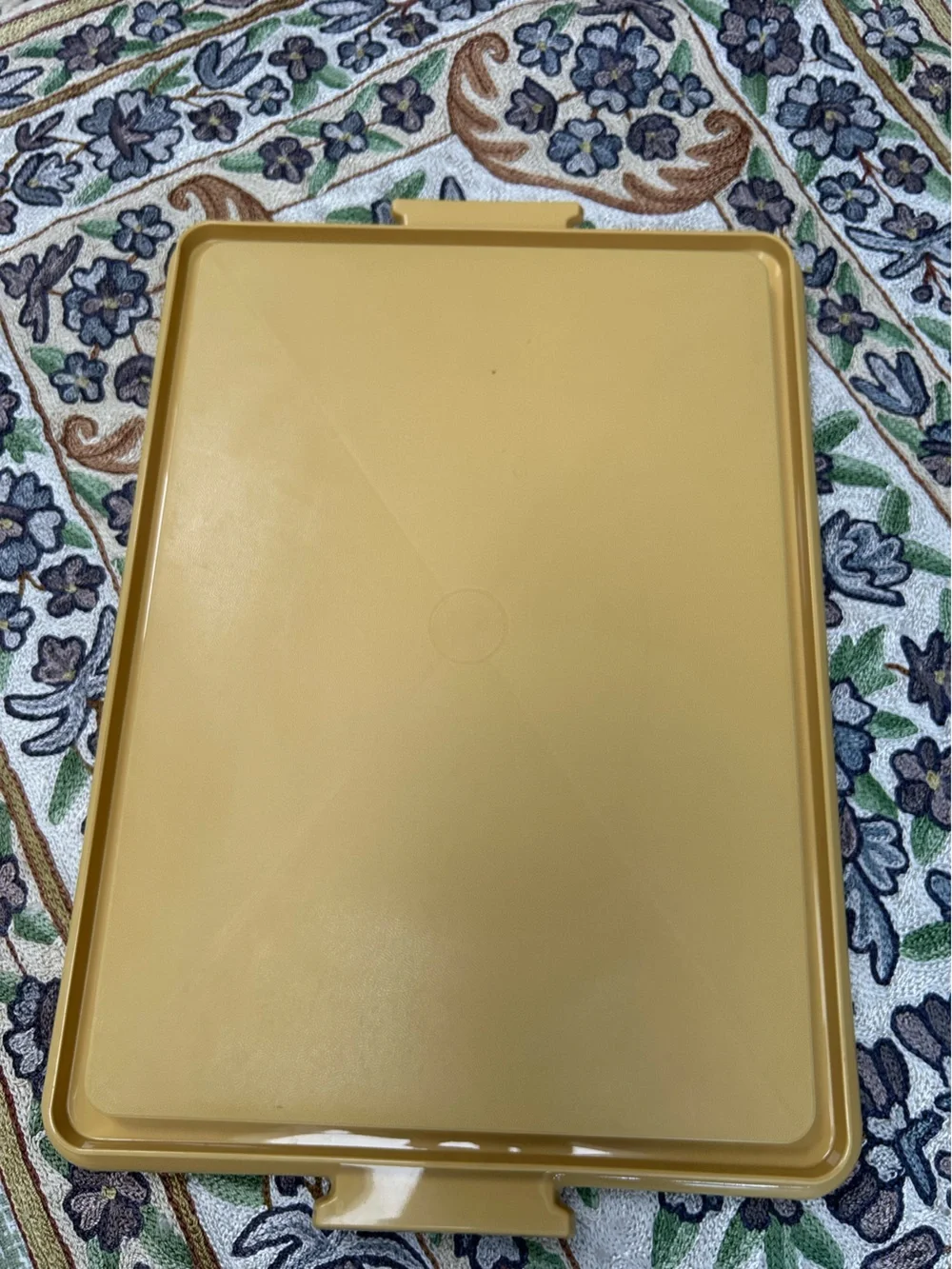 Vntg Tupperware harvest Gold Rectangular Sheet Cake Carrier. Like new. 2 piece